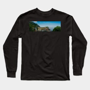 View on the cliff town of Vernazza, one of the colorful Cinque Terre on the Italian west coast Long Sleeve T-Shirt